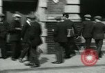 Standbild Notice Board Vereinigtes Königreich, 1914, aus Sekunde 19 historischem Filmmaterial Videoclip 65675026086