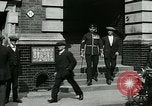 Standbild Notice Board Vereinigtes Königreich, 1914, aus Sekunde 30 historischem Filmmaterial Videoclip 65675026086