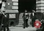 Standbild Notice Board Vereinigtes Königreich, 1914, aus Sekunde 31 historischem Filmmaterial Videoclip 65675026086