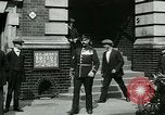 Standbild Notice Board Vereinigtes Königreich, 1914, aus Sekunde 32 historischem Filmmaterial Videoclip 65675026086