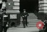Standbild Notice Board Vereinigtes Königreich, 1914, aus Sekunde 34 historischem Filmmaterial Videoclip 65675026086