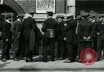 Standbild Notice Board Vereinigtes Königreich, 1914, aus Sekunde 37 historischem Filmmaterial Videoclip 65675026086