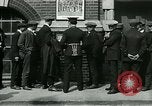 Standbild Notice Board Vereinigtes Königreich, 1914, aus Sekunde 38 historischem Filmmaterial Videoclip 65675026086