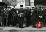 Standbild Notice Board Vereinigtes Königreich, 1914, aus Sekunde 39 historischem Filmmaterial Videoclip 65675026086