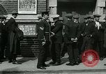 Standbild Notice Board Vereinigtes Königreich, 1914, aus Sekunde 41 historischem Filmmaterial Videoclip 65675026086
