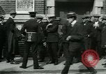 Standbild Notice Board Vereinigtes Königreich, 1914, aus Sekunde 42 historischem Filmmaterial Videoclip 65675026086