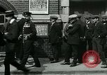 Standbild Notice Board Vereinigtes Königreich, 1914, aus Sekunde 43 historischem Filmmaterial Videoclip 65675026086