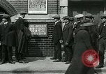 Standbild Notice Board Vereinigtes Königreich, 1914, aus Sekunde 44 historischem Filmmaterial Videoclip 65675026086