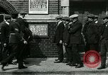 Standbild Notice Board Vereinigtes Königreich, 1914, aus Sekunde 45 historischem Filmmaterial Videoclip 65675026086