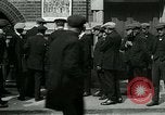 Standbild Notice Board Vereinigtes Königreich, 1914, aus Sekunde 49 historischem Filmmaterial Videoclip 65675026086