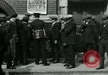 Standbild Notice Board Vereinigtes Königreich, 1914, aus Sekunde 51 historischem Filmmaterial Videoclip 65675026086