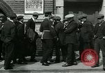 Standbild Notice Board Vereinigtes Königreich, 1914, aus Sekunde 52 historischem Filmmaterial Videoclip 65675026086