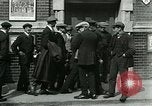 Standbild Notice Board Vereinigtes Königreich, 1914, aus Sekunde 53 historischem Filmmaterial Videoclip 65675026086