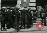 Standbild Notice Board Vereinigtes Königreich, 1914, aus Sekunde 55 historischem Filmmaterial Videoclip 65675026086