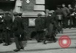 Standbild Notice Board Vereinigtes Königreich, 1914, aus Sekunde 56 historischem Filmmaterial Videoclip 65675026086