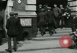 Standbild Notice Board Vereinigtes Königreich, 1914, aus Sekunde 57 historischem Filmmaterial Videoclip 65675026086