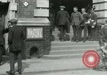Standbild Notice Board Vereinigtes Königreich, 1914, aus Sekunde 58 historischem Filmmaterial Videoclip 65675026086