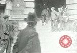 Standbild Notice Board Vereinigtes Königreich, 1914, aus Sekunde 59 historischem Filmmaterial Videoclip 65675026086