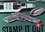 Immagine di Nascosto armi da fuoco illegali e laboratorio presso l' Ufficio di presidenza di alcool e T United States USA, 1961, secondo 6 filmato di repertorio 65675026150