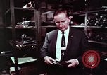Immagine di Nascosto armi da fuoco illegali e laboratorio presso l' Ufficio di presidenza di alcool e T United States USA, 1961, secondo 16 filmato di repertorio 65675026150