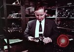 Immagine di Nascosto armi da fuoco illegali e laboratorio presso l' Ufficio di presidenza di alcool e T United States USA, 1961, secondo 17 filmato di repertorio 65675026150