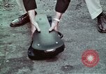 Immagine di Nascosto armi da fuoco illegali e laboratorio presso l' Ufficio di presidenza di alcool e T United States USA, 1961, secondo 35 filmato di repertorio 65675026150