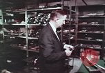 Immagine di Nascosto armi da fuoco illegali e laboratorio presso l' Ufficio di presidenza di alcool e T United States USA, 1961, secondo 37 filmato di repertorio 65675026150
