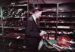 Immagine di Nascosto armi da fuoco illegali e laboratorio presso l' Ufficio di presidenza di alcool e T United States USA, 1961, secondo 38 filmato di repertorio 65675026150