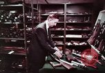 Immagine di Nascosto armi da fuoco illegali e laboratorio presso l' Ufficio di presidenza di alcool e T United States USA, 1961, secondo 39 filmato di repertorio 65675026150