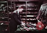 Immagine di Nascosto armi da fuoco illegali e laboratorio presso l' Ufficio di presidenza di alcool e T United States USA, 1961, secondo 40 filmato di repertorio 65675026150