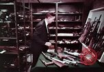 Immagine di Nascosto armi da fuoco illegali e laboratorio presso l' Ufficio di presidenza di alcool e T United States USA, 1961, secondo 41 filmato di repertorio 65675026150