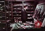 Immagine di Nascosto armi da fuoco illegali e laboratorio presso l' Ufficio di presidenza di alcool e T United States USA, 1961, secondo 42 filmato di repertorio 65675026150