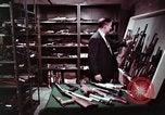 Immagine di Nascosto armi da fuoco illegali e laboratorio presso l' Ufficio di presidenza di alcool e T United States USA, 1961, secondo 43 filmato di repertorio 65675026150