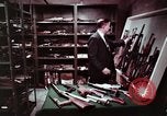 Immagine di Nascosto armi da fuoco illegali e laboratorio presso l' Ufficio di presidenza di alcool e T United States USA, 1961, secondo 44 filmato di repertorio 65675026150