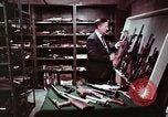 Immagine di Nascosto armi da fuoco illegali e laboratorio presso l' Ufficio di presidenza di alcool e T United States USA, 1961, secondo 45 filmato di repertorio 65675026150
