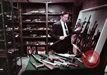Immagine di Nascosto armi da fuoco illegali e laboratorio presso l' Ufficio di presidenza di alcool e T United States USA, 1961, secondo 46 filmato di repertorio 65675026150