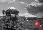 Standbild Vesuv Neapel Italien, 1944, aus Sekunde 15 historischem Filmmaterial Videoclip 65675026165
