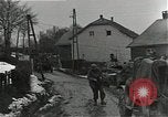 Standbild Vereinigte Staaten 2 Division Retreat Belgien, 1944, aus Sekunde 37 historischem Filmmaterial Videoclip 65675026195