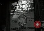 Immagine di I cartelloni presso la Carnegie Hall nel 1943 New York City USA, 1943, secondo 3 filmato di repertorio 65675026223