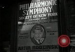 Immagine di I cartelloni presso la Carnegie Hall nel 1943 New York City USA, 1943, secondo 8 filmato di repertorio 65675026223