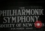 Immagine di I cartelloni presso la Carnegie Hall nel 1943 New York City USA, 1943, secondo 14 filmato di repertorio 65675026223