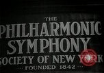 Immagine di I cartelloni presso la Carnegie Hall nel 1943 New York City USA, 1943, secondo 20 filmato di repertorio 65675026223