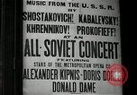 Immagine di I cartelloni presso la Carnegie Hall nel 1943 New York City USA, 1943, secondo 30 filmato di repertorio 65675026223