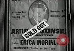Immagine di I cartelloni presso la Carnegie Hall nel 1943 New York City USA, 1943, secondo 61 filmato di repertorio 65675026223