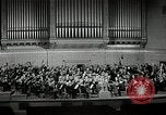 Immagine di Serge Koussevitzky dirige la Boston Symphony Massachusetts United States USA, 1943, secondo 17 filmato di repertorio 65675026225