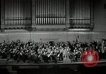Immagine di Serge Koussevitzky dirige la Boston Symphony Massachusetts United States USA, 1943, secondo 20 filmato di repertorio 65675026225