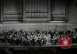 Immagine di Serge Koussevitzky dirige la Boston Symphony Massachusetts United States USA, 1943, secondo 21 filmato di repertorio 65675026225