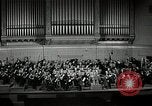 Immagine di Serge Koussevitzky dirige la Boston Symphony Massachusetts United States USA, 1943, secondo 22 filmato di repertorio 65675026225