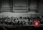 Immagine di Serge Koussevitzky dirige la Boston Symphony Massachusetts United States USA, 1943, secondo 23 filmato di repertorio 65675026225