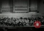 Immagine di Serge Koussevitzky dirige la Boston Symphony Massachusetts United States USA, 1943, secondo 24 filmato di repertorio 65675026225